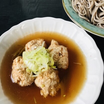 つけ蕎麦、普通の蕎麦と一味違う感じで良いですね。
つけ汁につくねから鶏肉の旨みがよく出ていて美味しかったです。